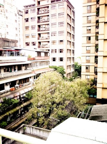view from the belcony of my hostel.  taipei hostel is the best, $500ntd/night, unbeatable deal for single traveler.