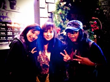 viv with 2 of the artists of the night.  great performers, i don't know them tho. .. 